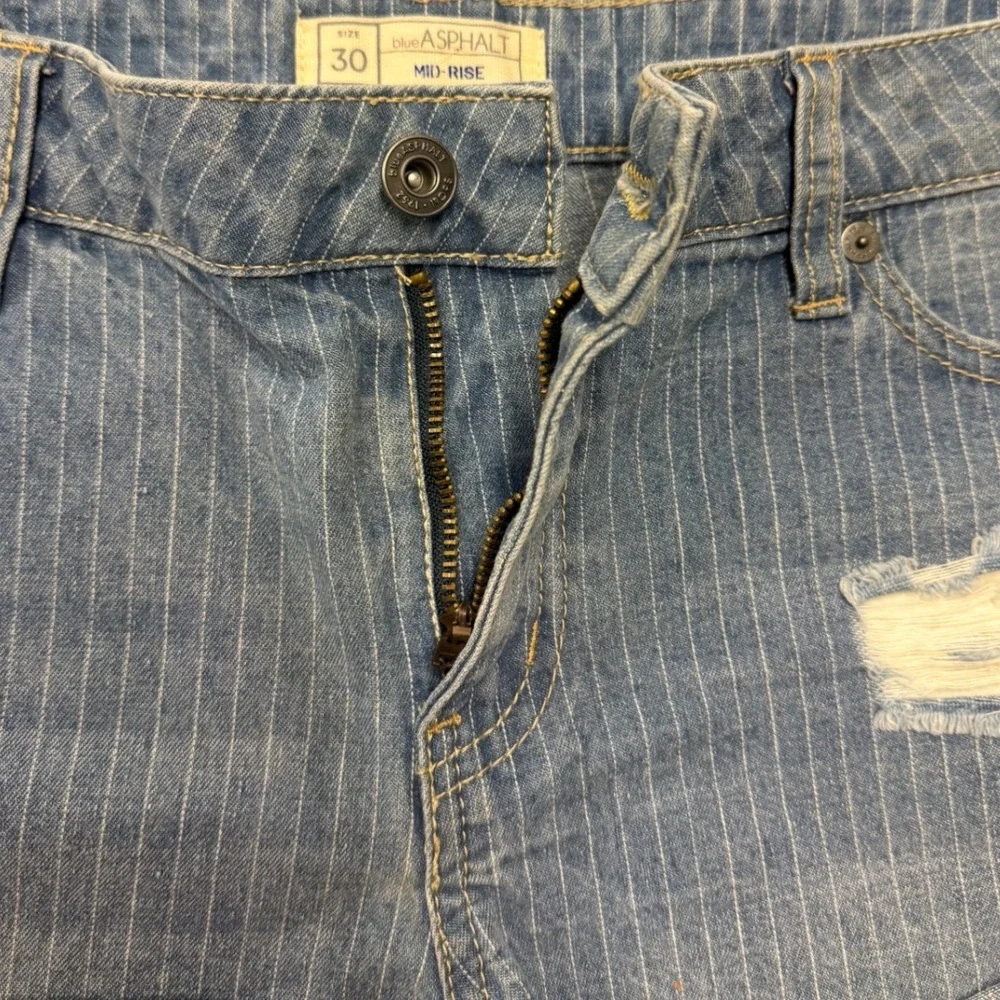 Blue Asphalt Women's Size 30 Mid Rise Striped Denim Shorts Distressed‎ Cuffed